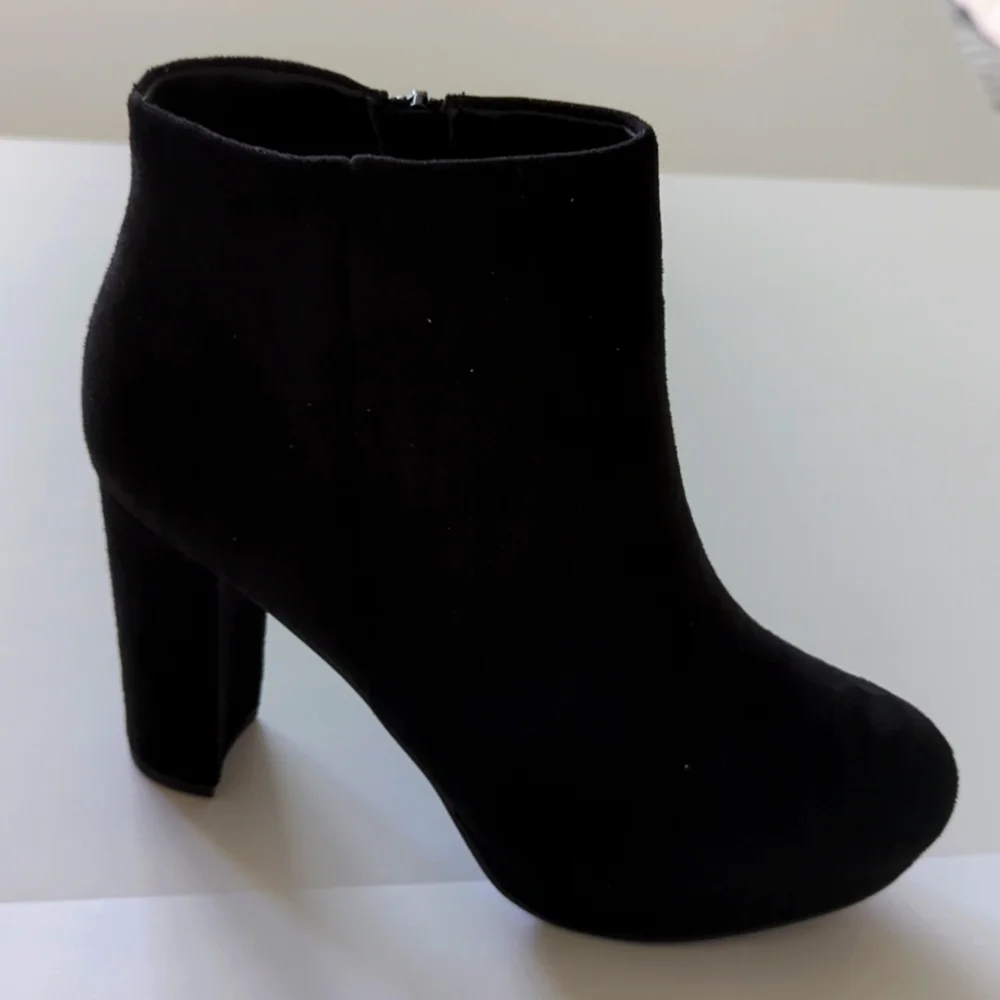 Dream Pairs Stomp Black Block Heeled Zip- up side Booties